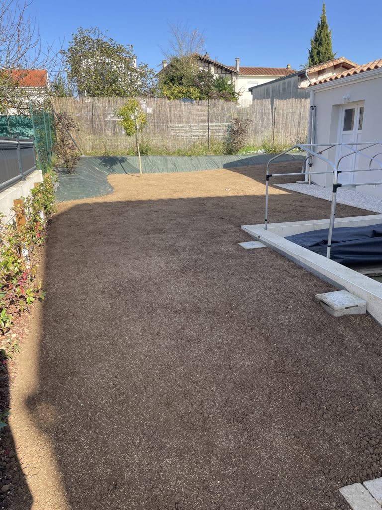 Préparation de sol pour aménagement extérieur avec nivellement et fondation avant pose de terrasse ou pelouse.